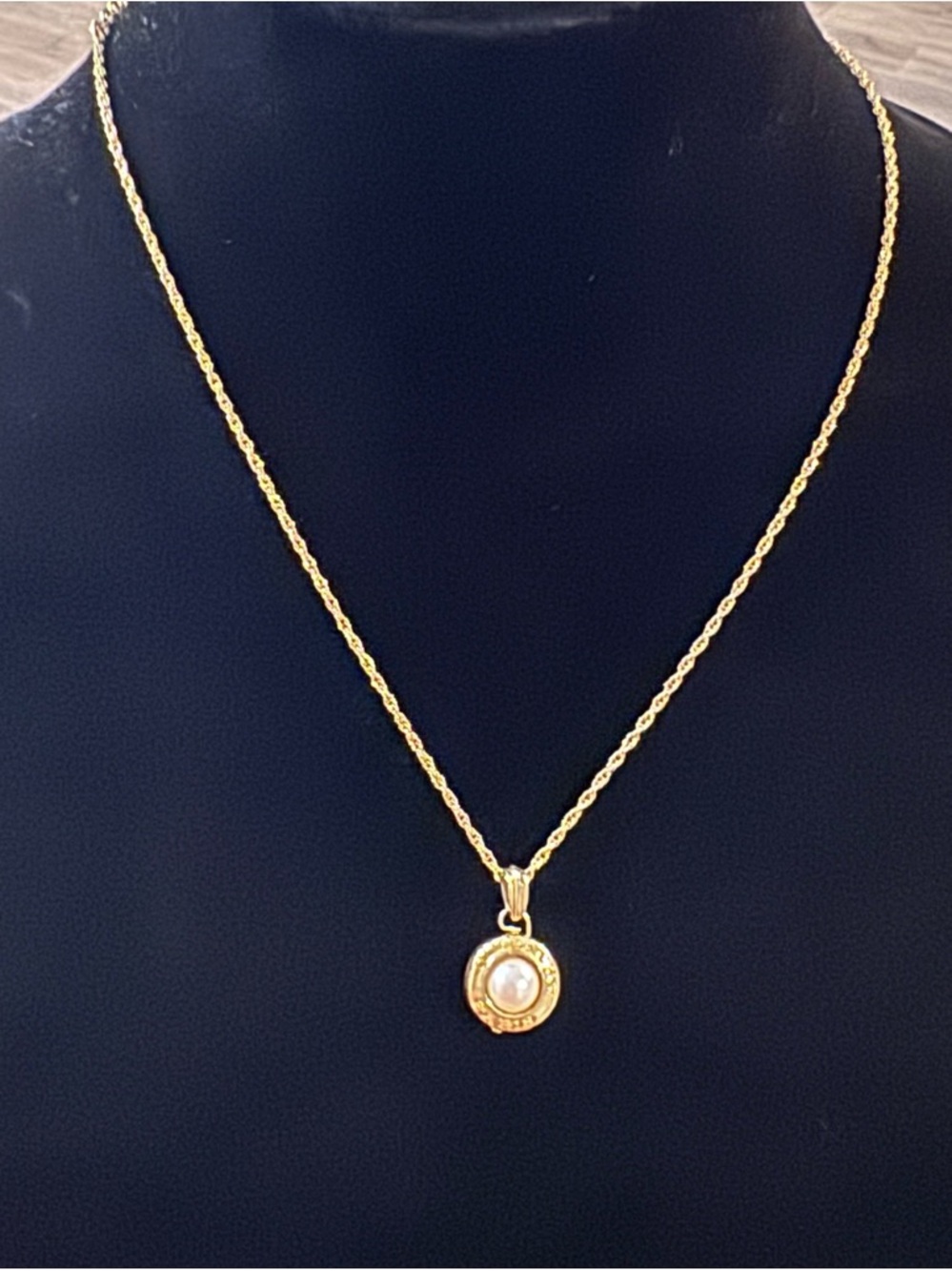 Givenchy Vintage Pearl Pendant necklace with COA - Picture 6 of 7
